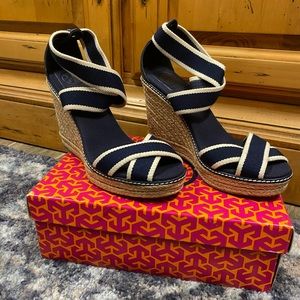 Tory Burch Size 10 Navy Blue & White Wedge.